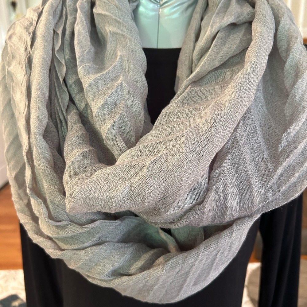 Nordstrom Rack light gray Chevron Infinity scarf 25” W 38” L. Great cond…